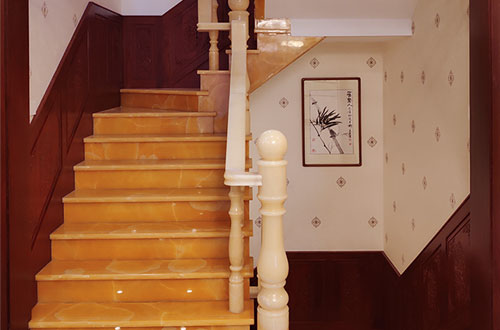 新城镇中式别墅室内汉白玉石楼梯的定制安装装饰效果